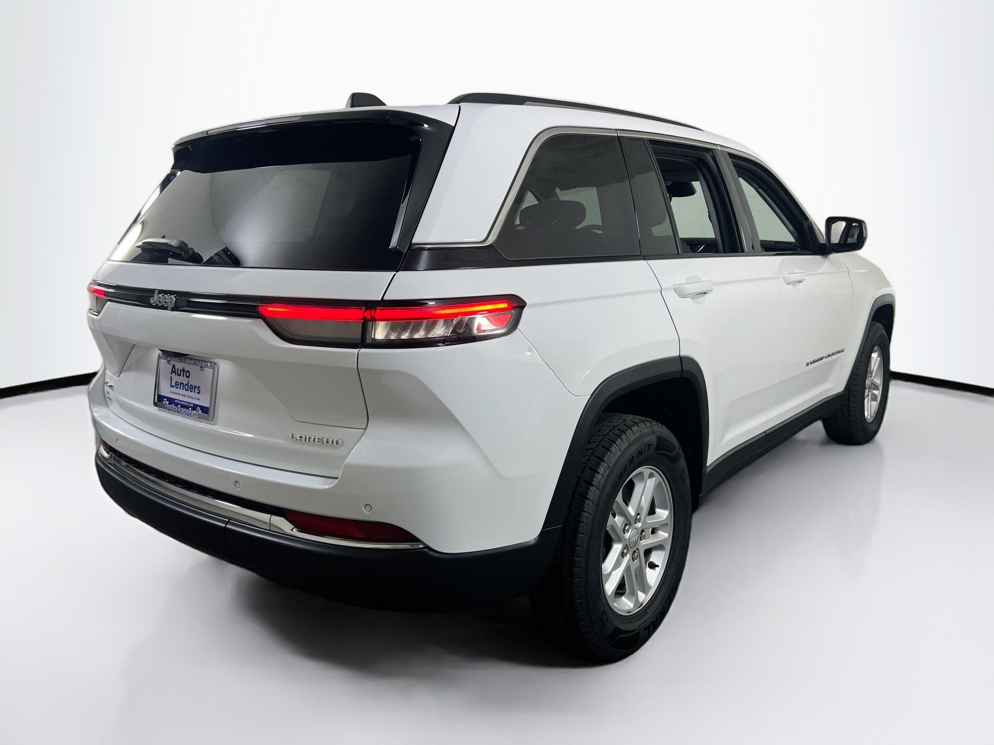 Used 2023 Jeep Grand Cherokee Laredo w/ Luxury Tech Group I AWD/4WD image 5