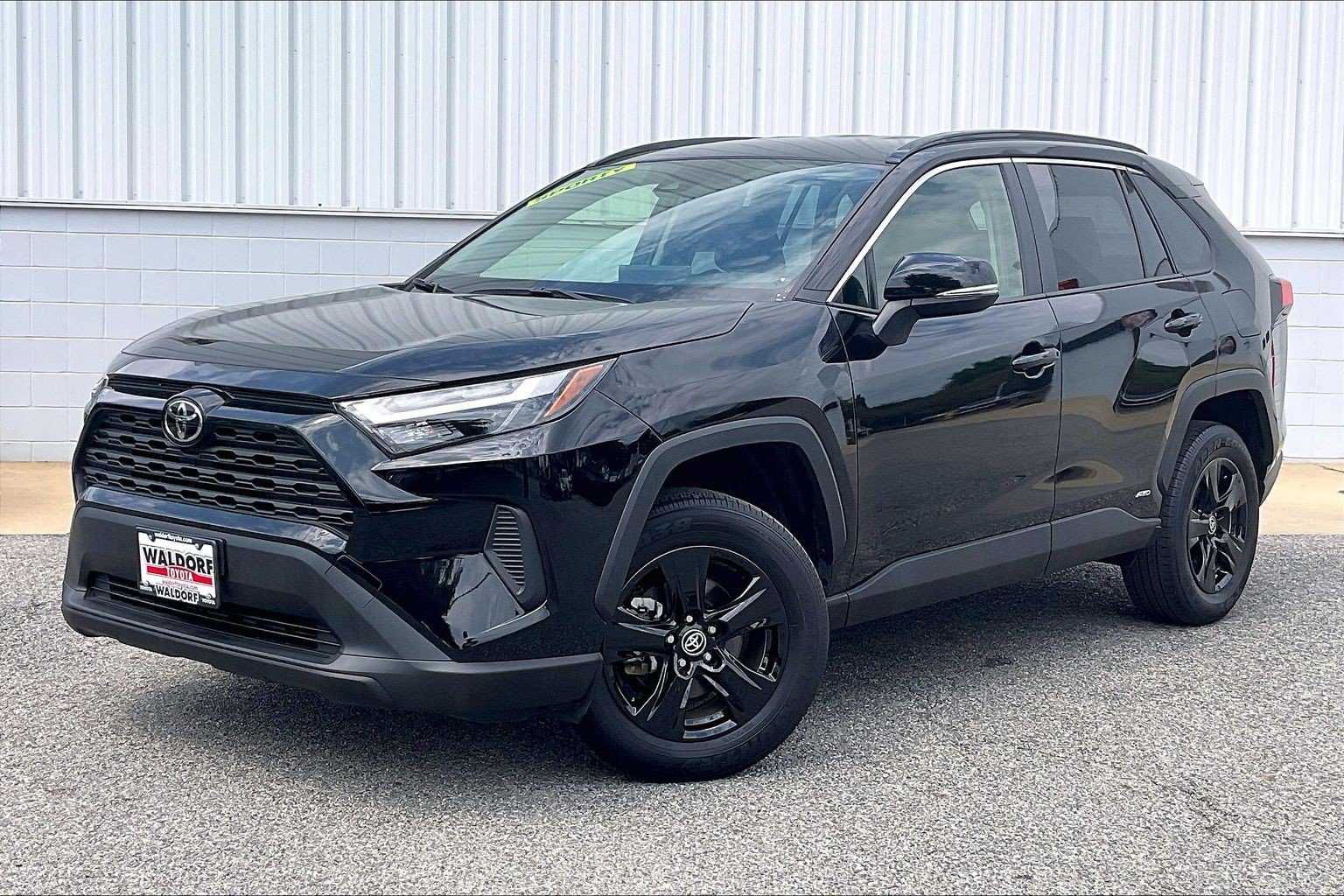 Used 2025 Toyota RAV4 XLE AWD/4WD image 2