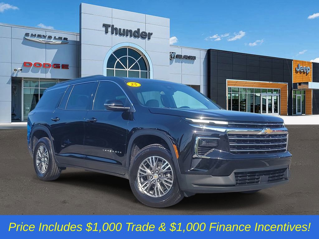 Used 2025 Chevrolet Traverse LT FWD image 1