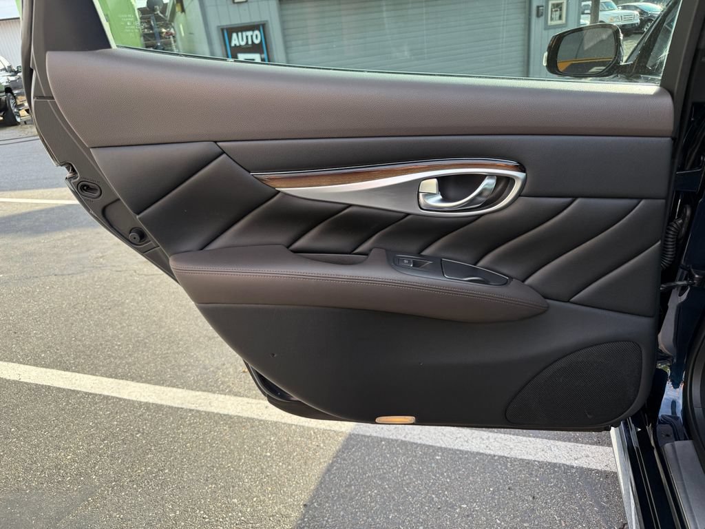 Used 2016 INFINITI Q70 L 3.7 w/ Deluxe Touring Package AWD/4WD image 23