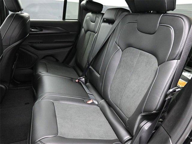 New 2025 Jeep Grand Cherokee Altitude image 17