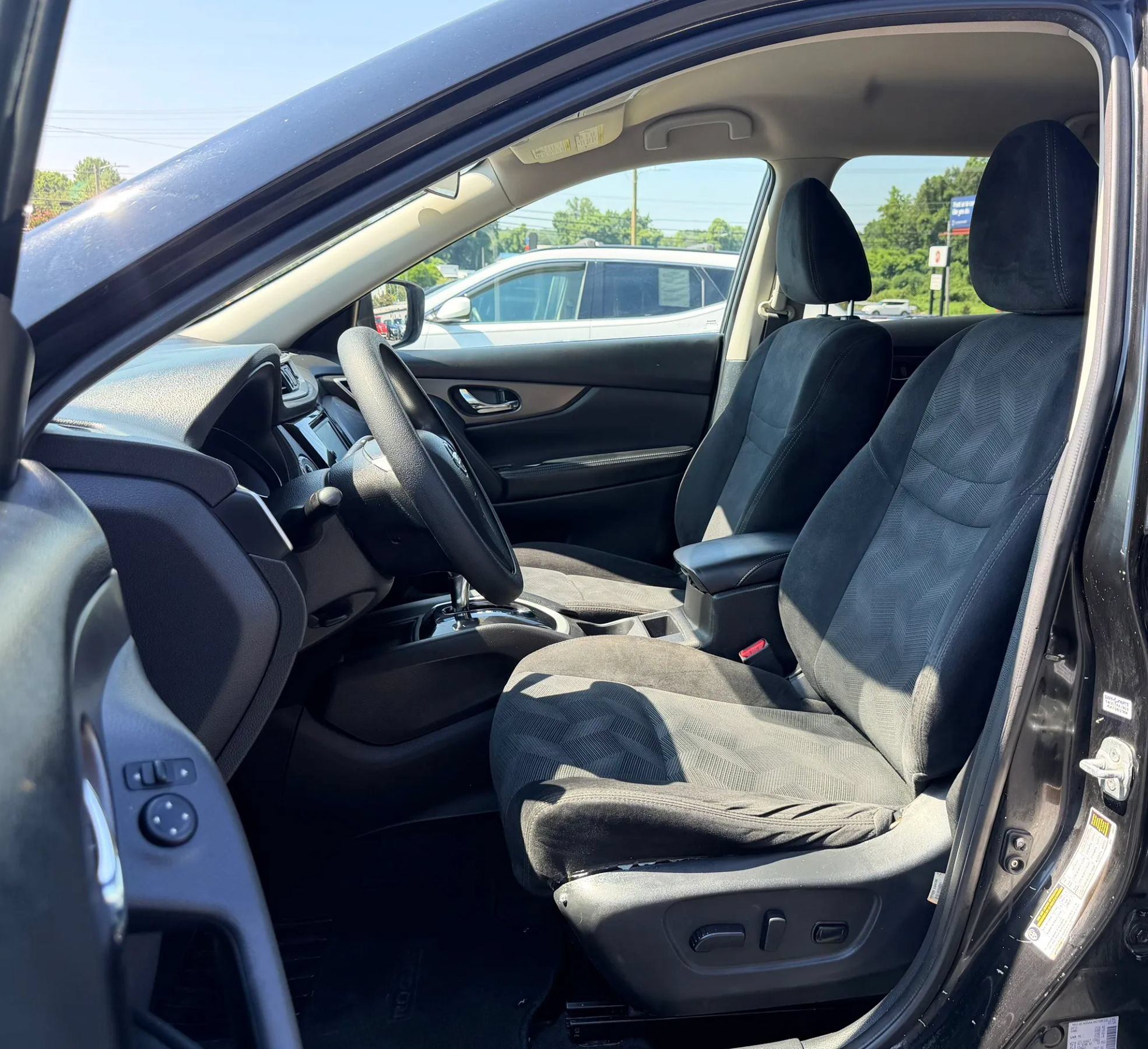 Used 2014 Nissan Rogue SV FWD image 23