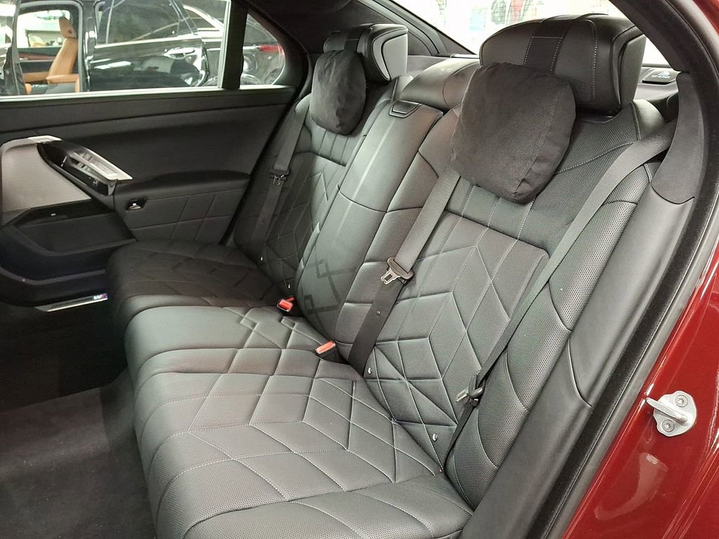 Certified 2024 BMW 740i xDrive w/ Executive Package AWD/4WD image 7