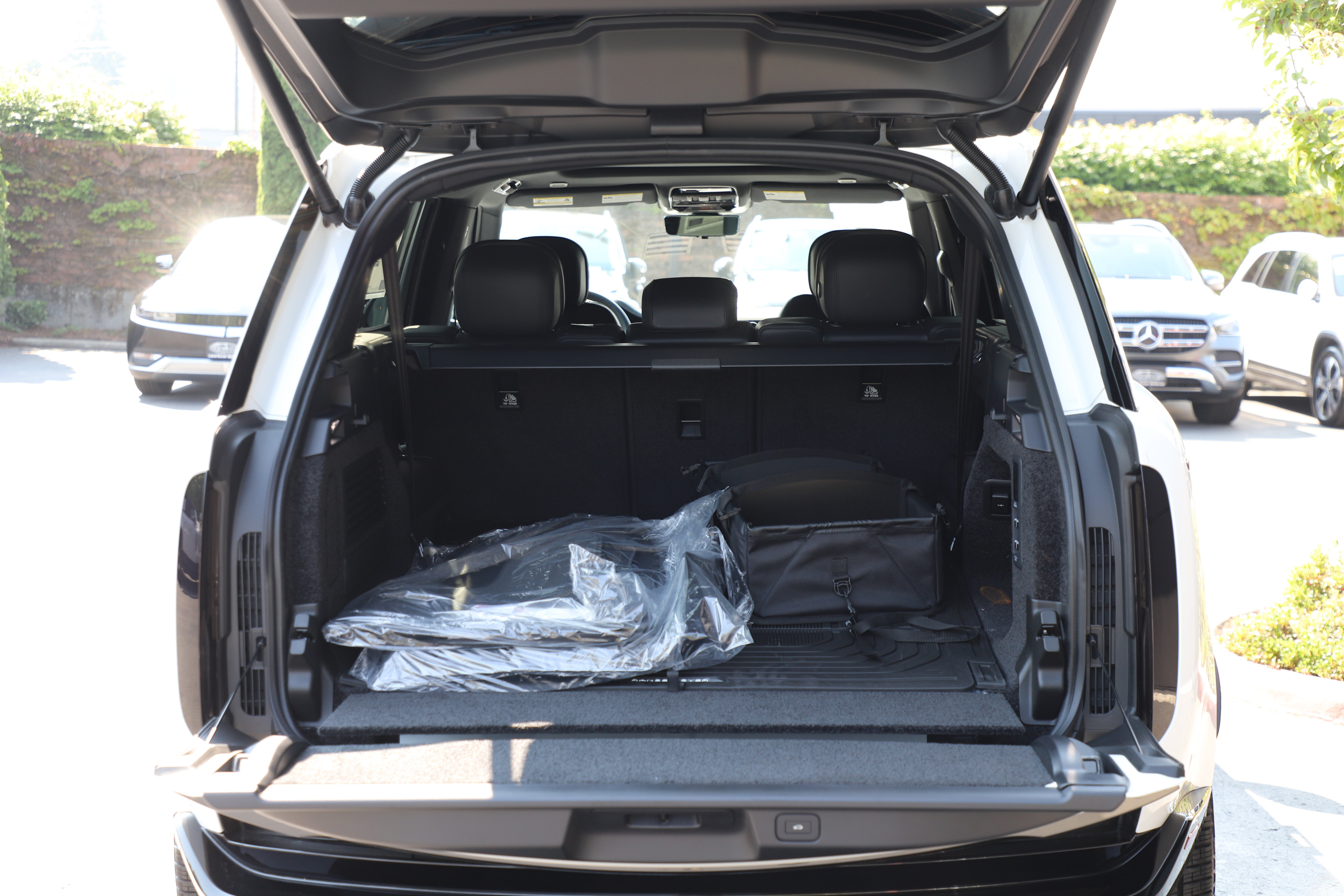New 2026 Land Rover Range Rover Long Wheelbase SE AWD/4WD image 16
