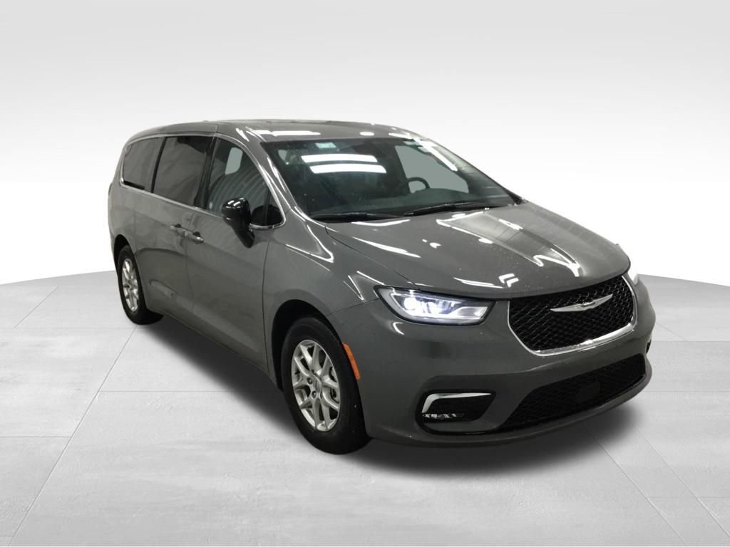 Used 2025 Chrysler Pacifica Select image 3