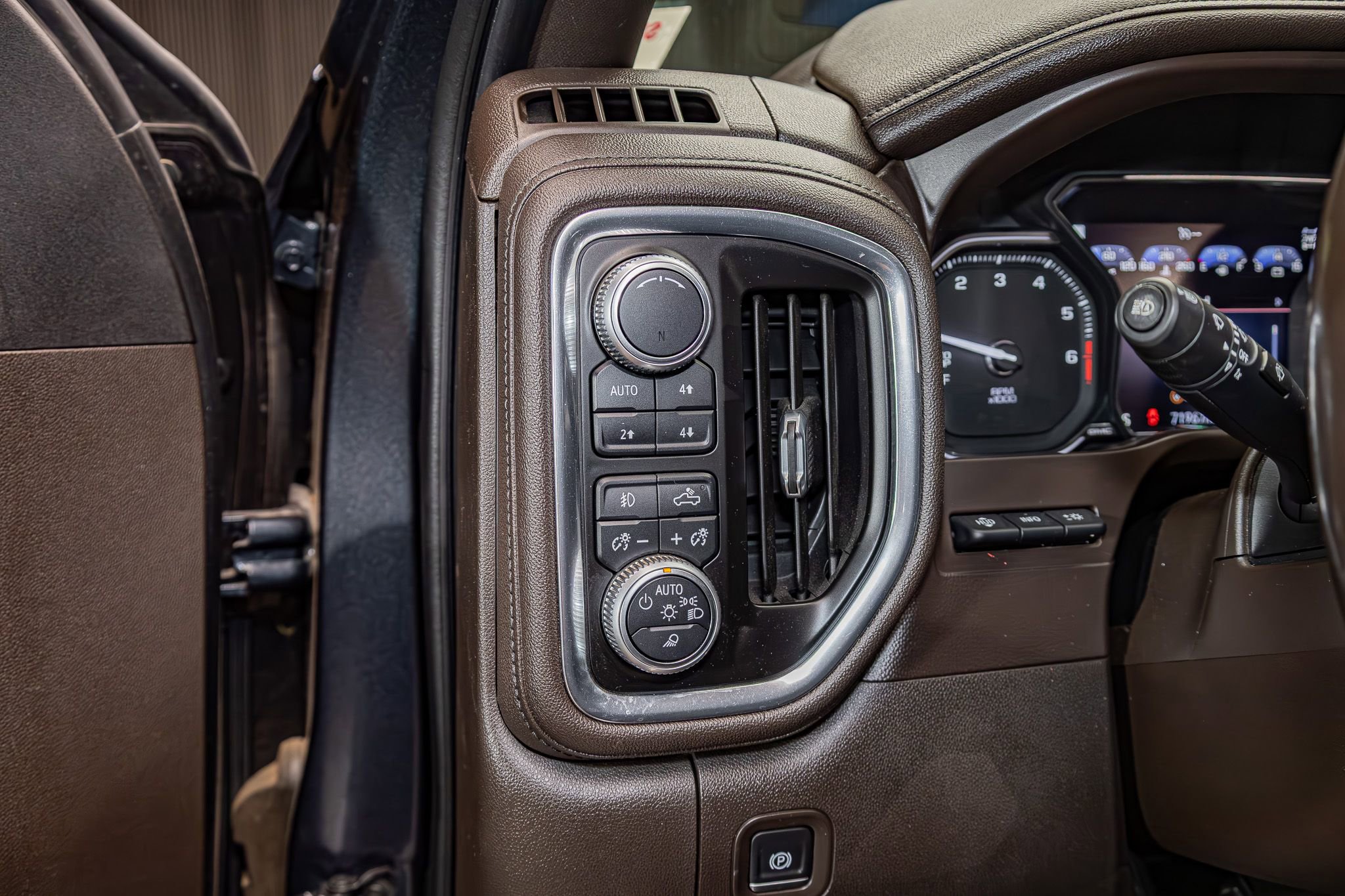 Used 2019 GMC Sierra 1500 Denali w/ Denali Ultimate Package AWD/4WD image 17
