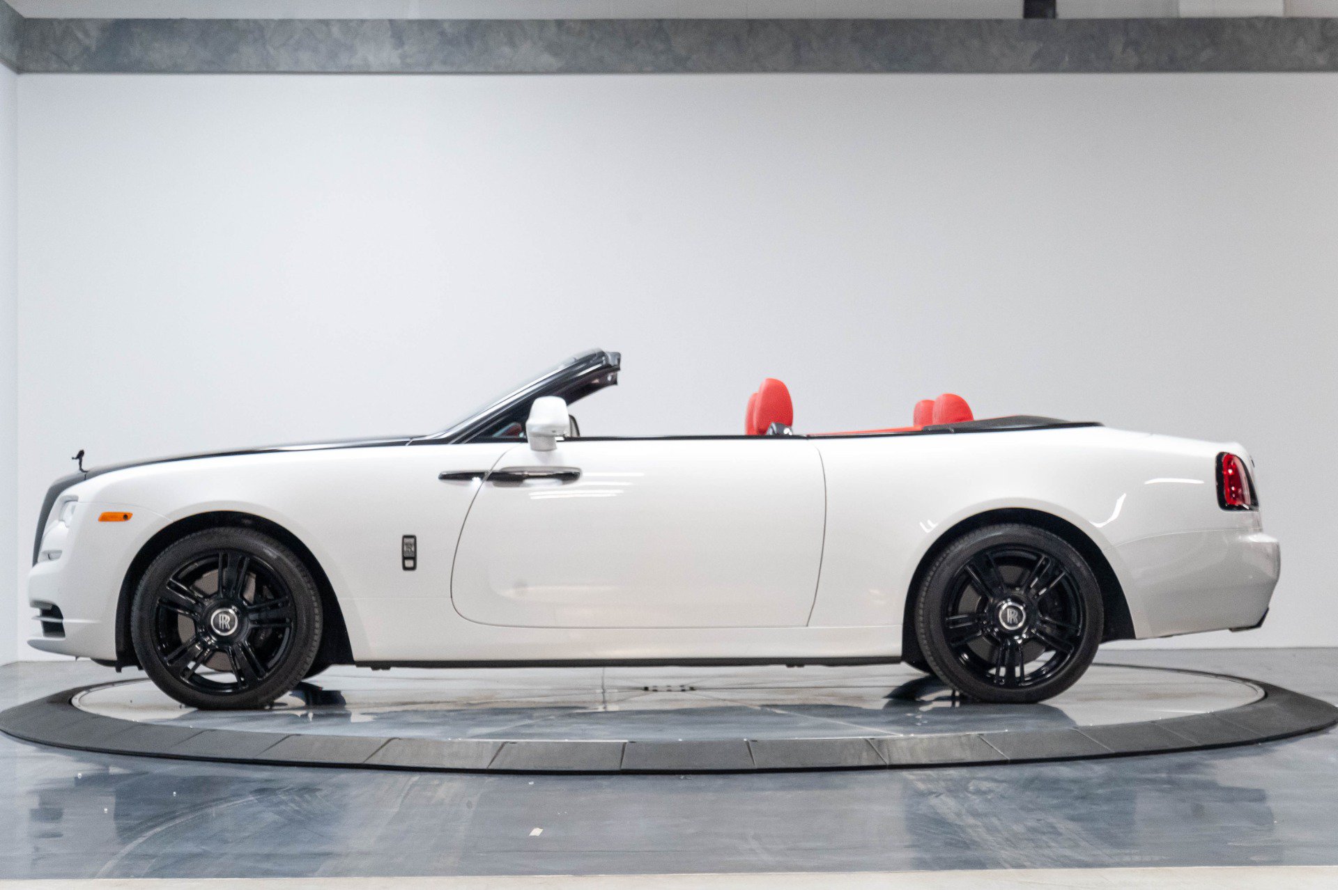 Used 2017 Rolls-Royce Dawn RWD image 22