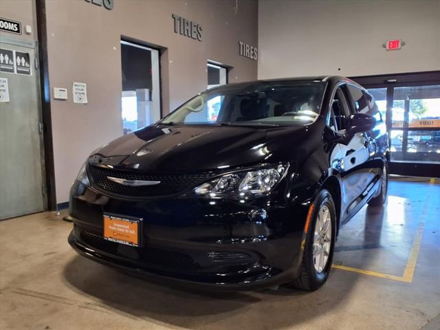 Used 2024 Chrysler Voyager LX image 4