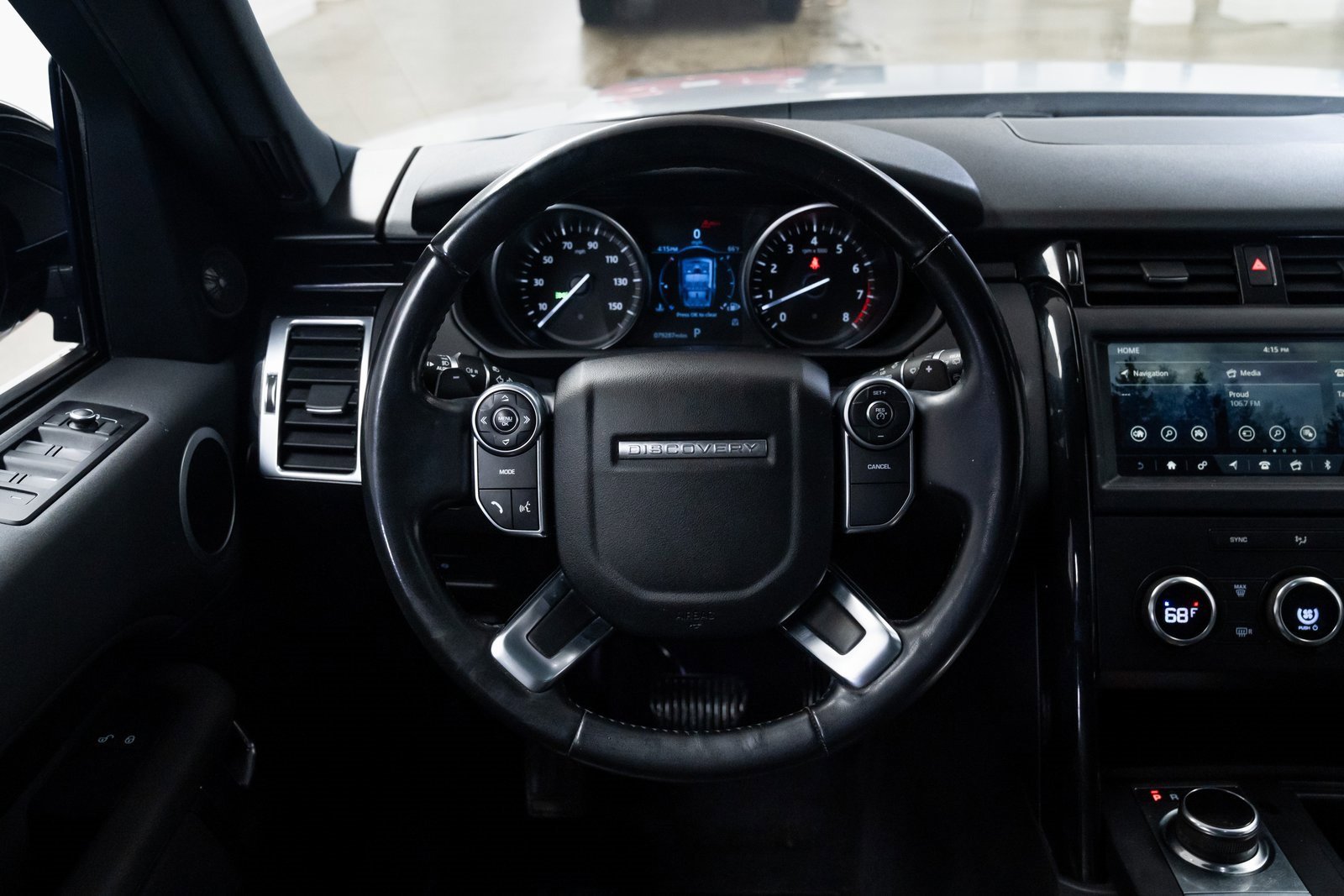 Used 2018 Land Rover Discovery SE image 12