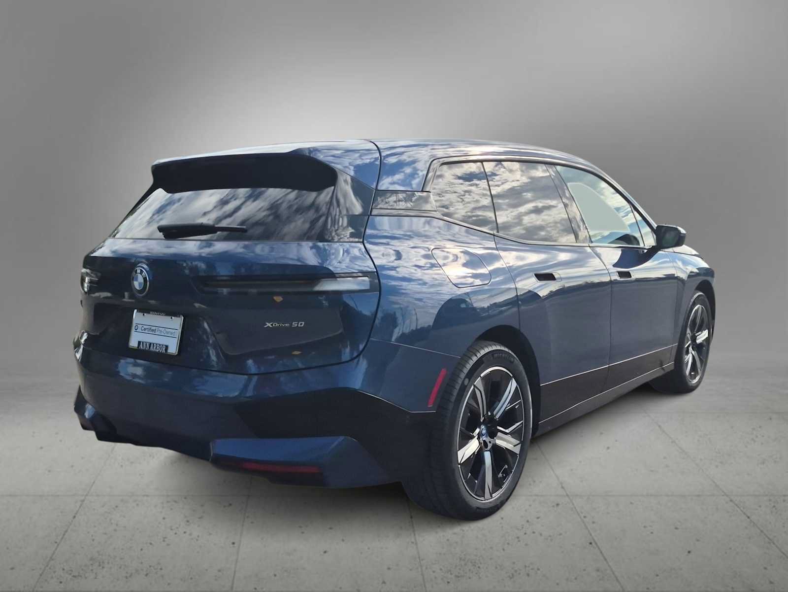 Used 2024 BMW iX xDrive50 w/ Premium Package AWD/4WD image 8