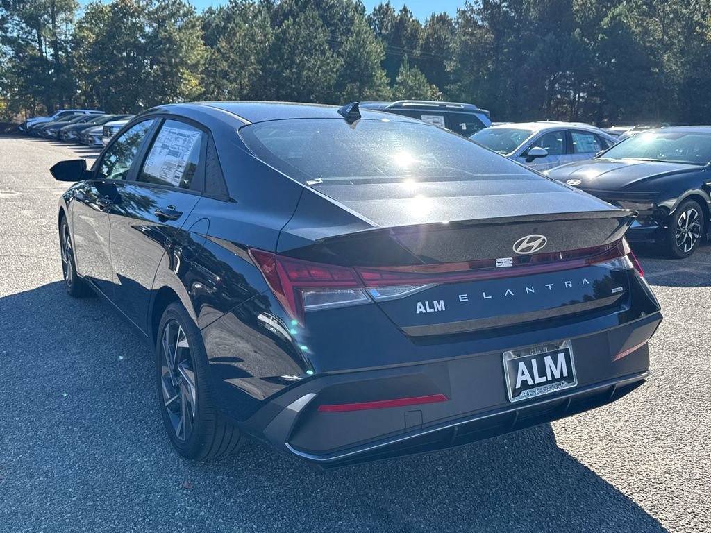 New 2025 Hyundai Elantra SEL video 3