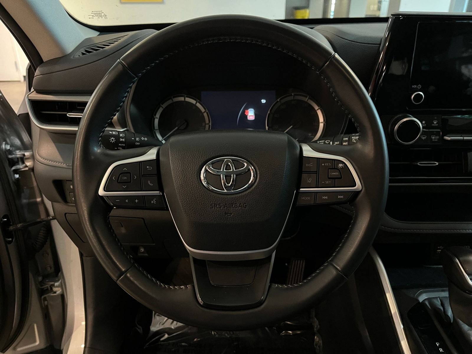 Used 2025 Toyota Highlander LE FWD image 29