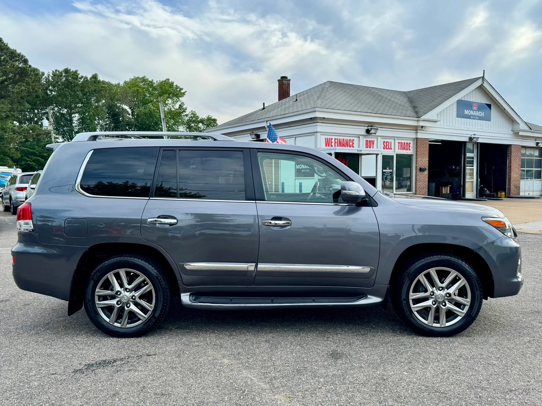 Used 2013 Lexus LX 570 4WD w/ Luxury Pkg image 6