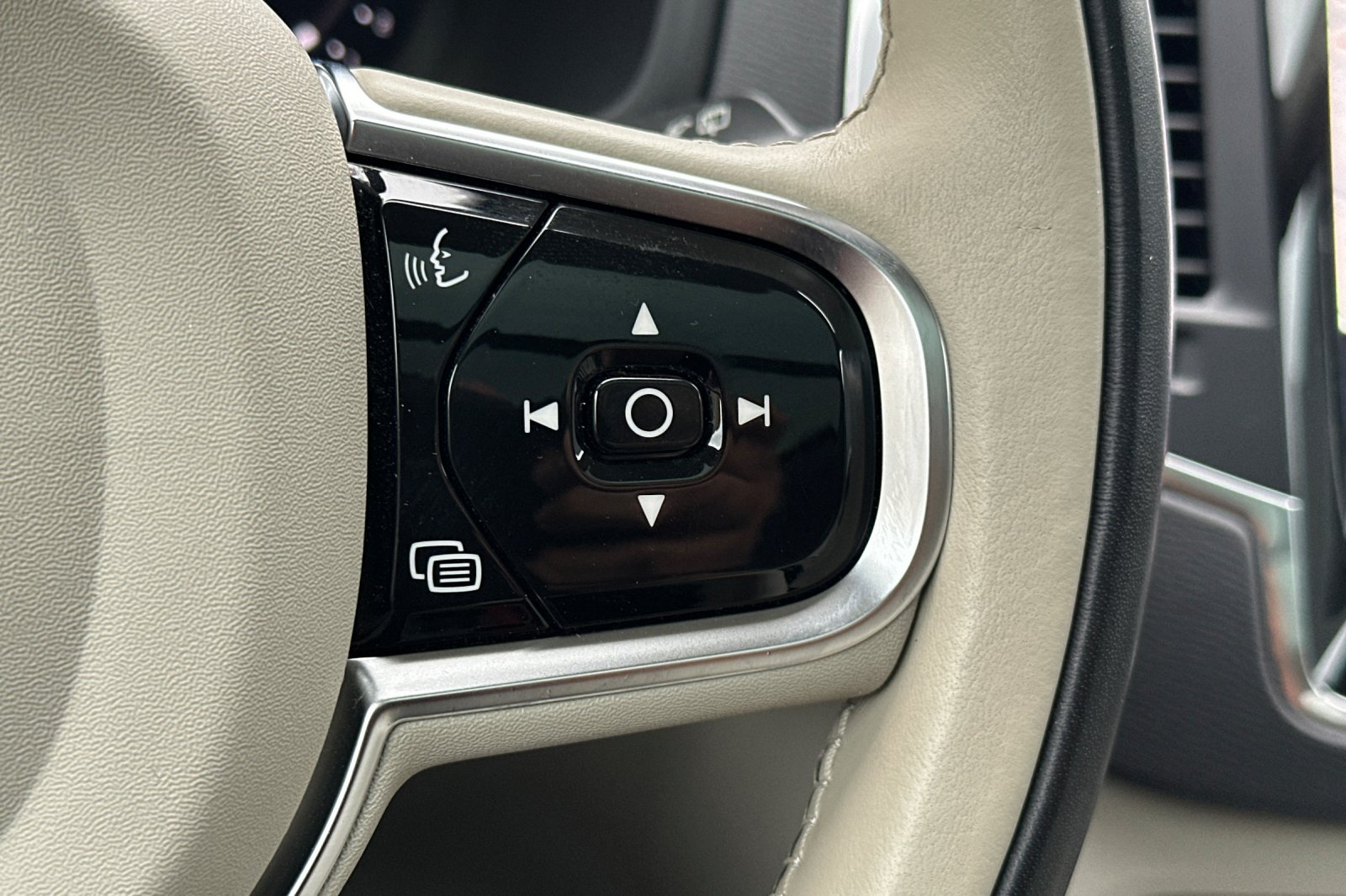 Certified 2023 Volvo XC90 B6 Core w/ Protection Package Premier AWD/4WD image 29