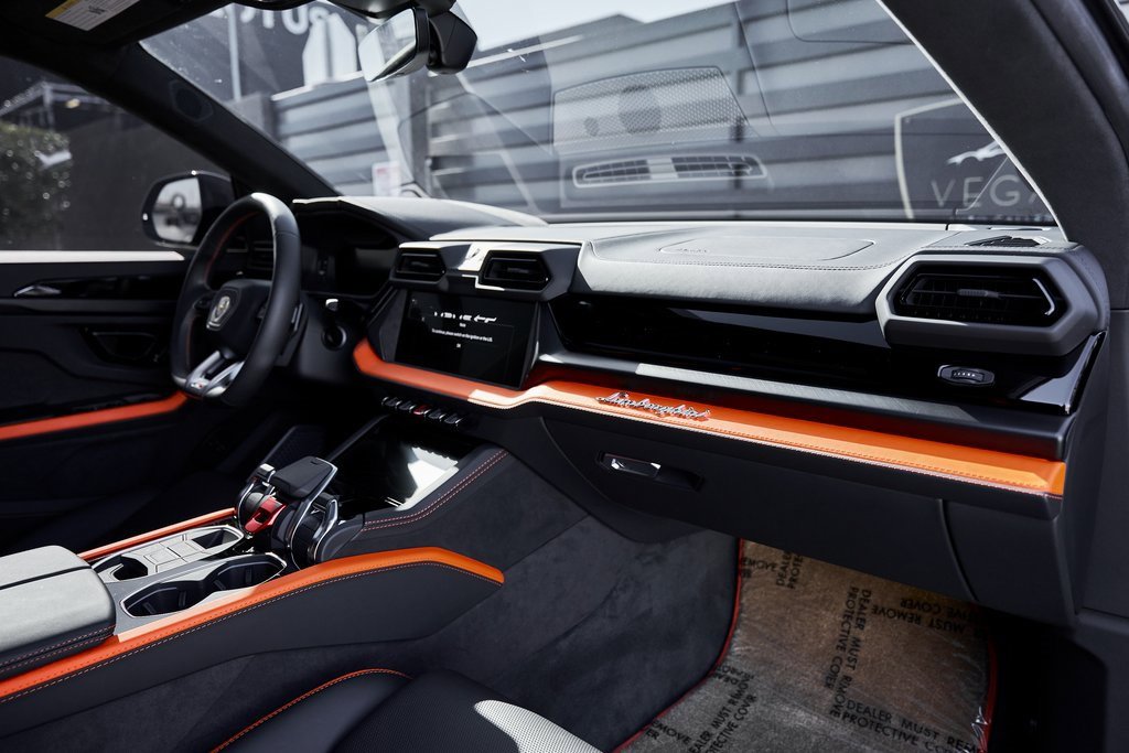 Used 2025 Lamborghini Urus SE image 43