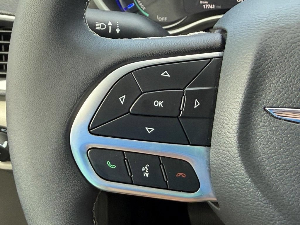 Used 2024 Chrysler Pacifica Limited FWD image 16