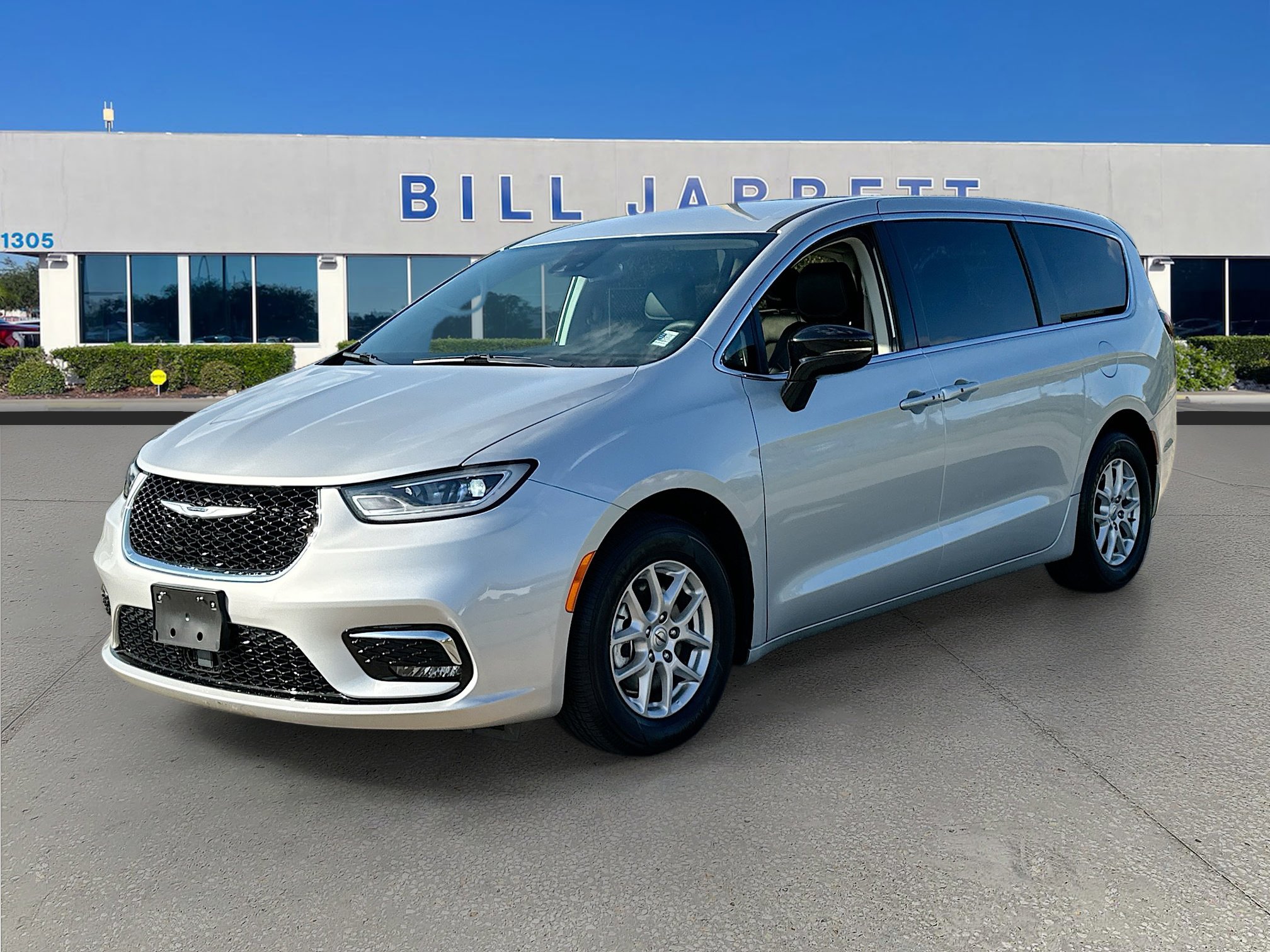 Used 2024 Chrysler Pacifica Touring-L image 3