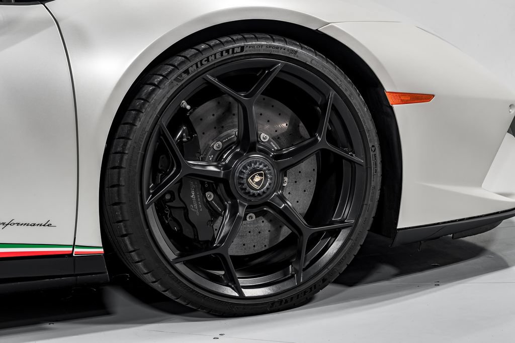 Used 2018 Lamborghini Huracan Performante AWD/4WD image 45