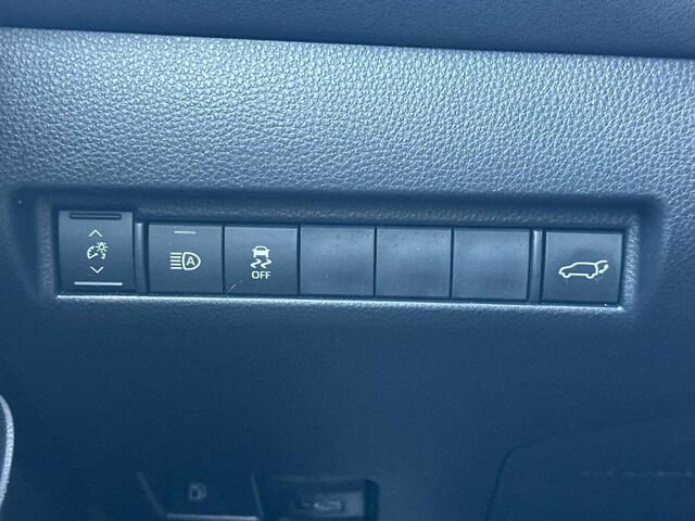 Used 2021 Toyota Venza XLE w/ Carpet Mat Package (TMS) image 32