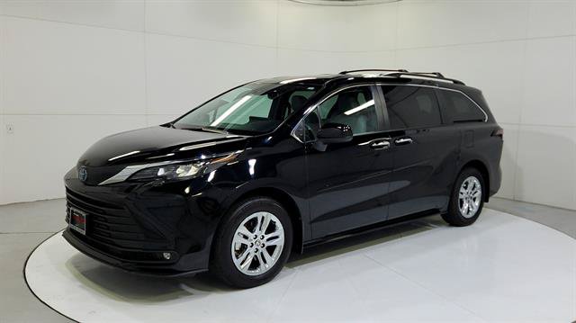 Used 2025 Toyota Sienna XLE w/ XLE Plus Package AWD/4WD image 3