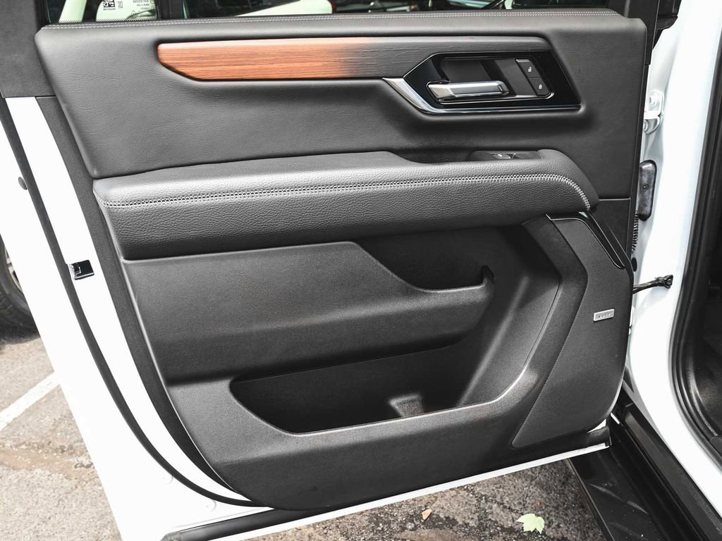 Used 2025 GMC Yukon XL Denali AWD/4WD image 11