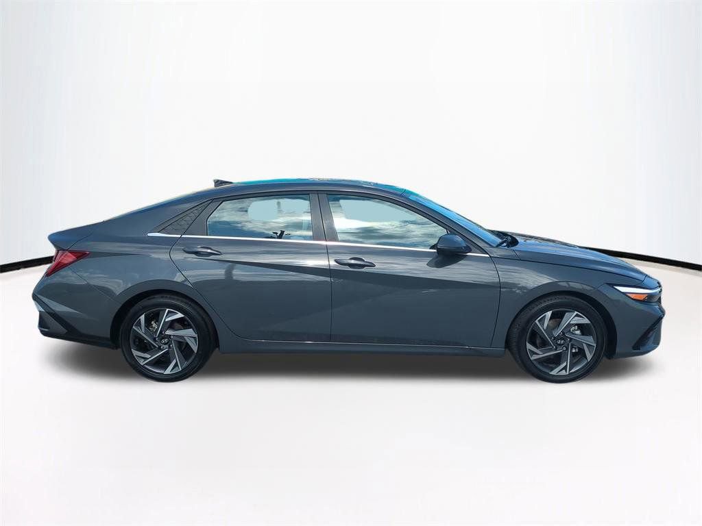 Certified 2024 Hyundai Elantra Limited FWD image 4