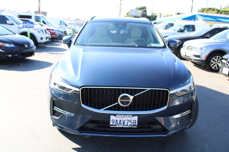 Used 2022 Volvo XC60 B5 Momentum image 2