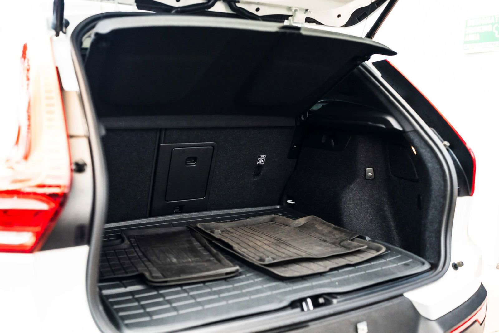 Used 2025 Volvo XC40 B5 Plus w/ Protection Package Premier image 33