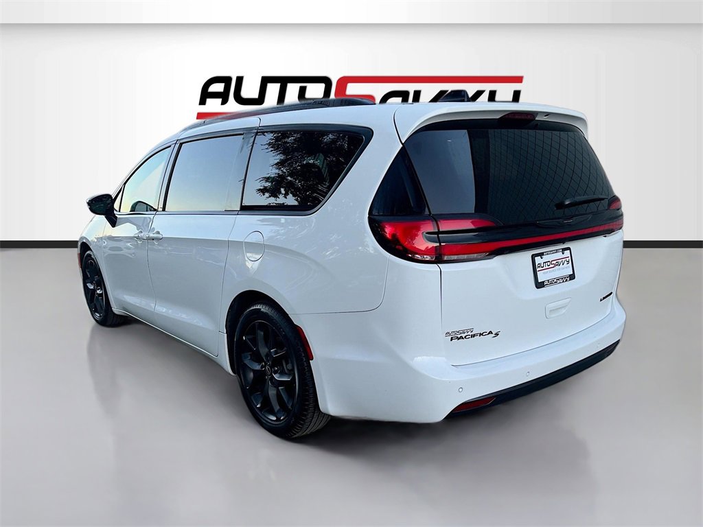 Used 2025 Chrysler Pacifica Limited image 5