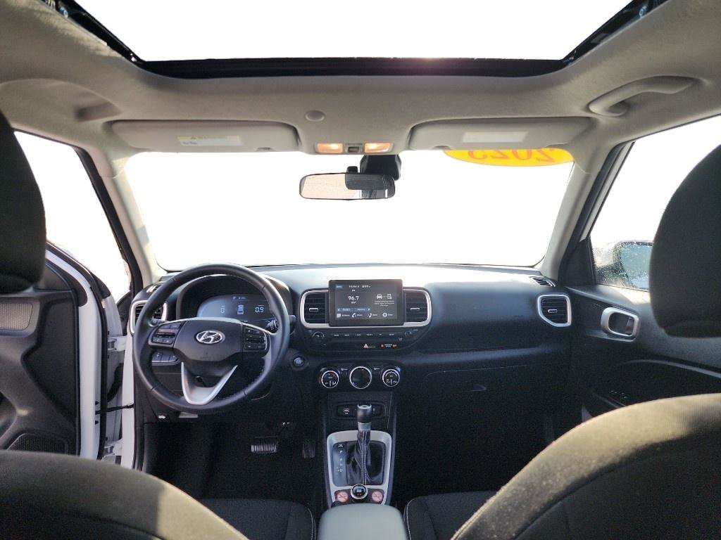 Used 2025 Hyundai Venue SEL image 18