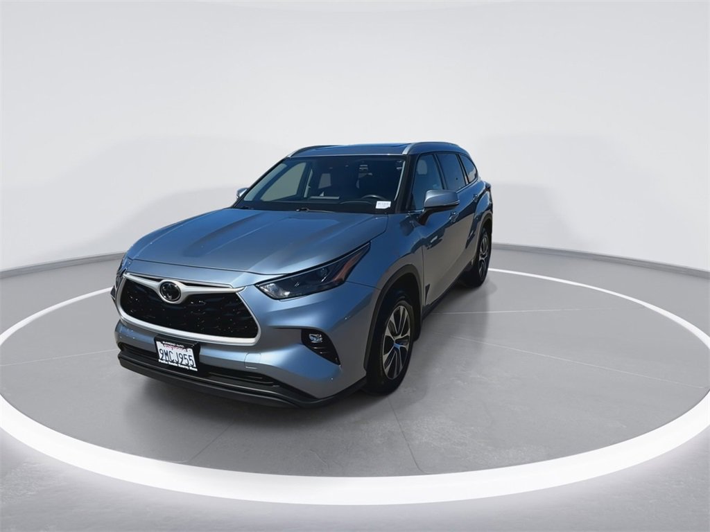 Used 2022 Toyota Highlander XLE image 2