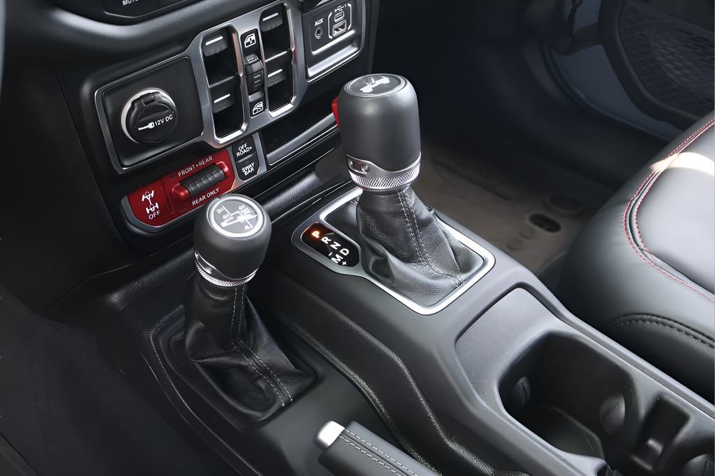 Used 2025 Jeep Wrangler Unlimited Rubicon AWD/4WD image 27