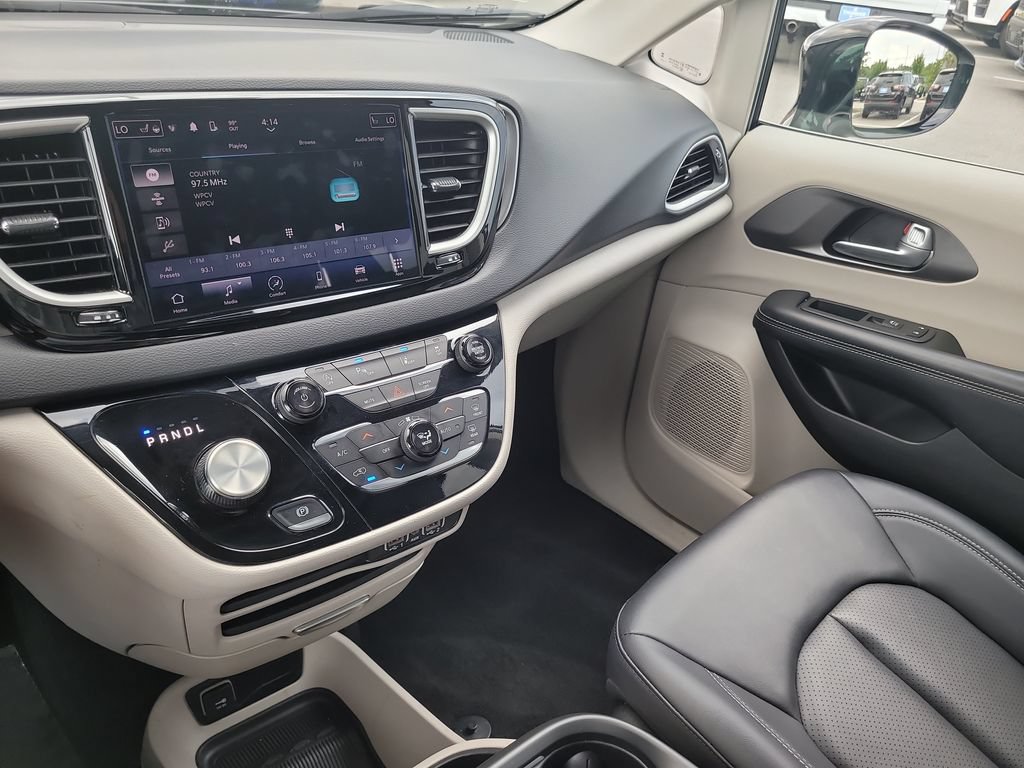 Used 2024 Chrysler Pacifica Touring-L FWD image 22