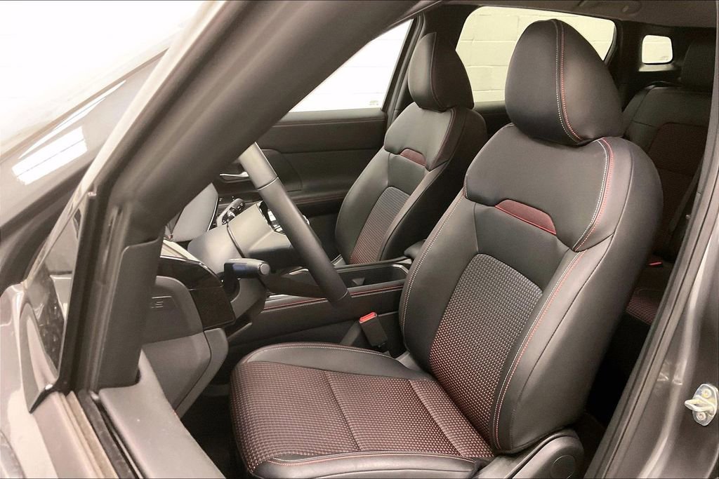 Used 2025 Nissan Kicks SR AWD/4WD image 16