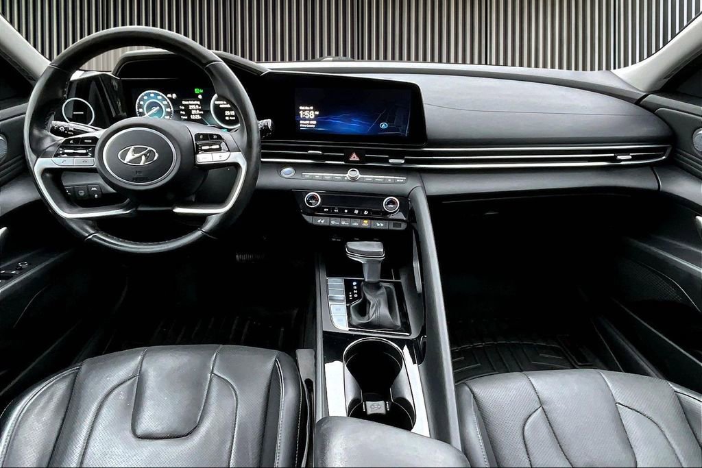 Used 2021 Hyundai Elantra Limited image 17