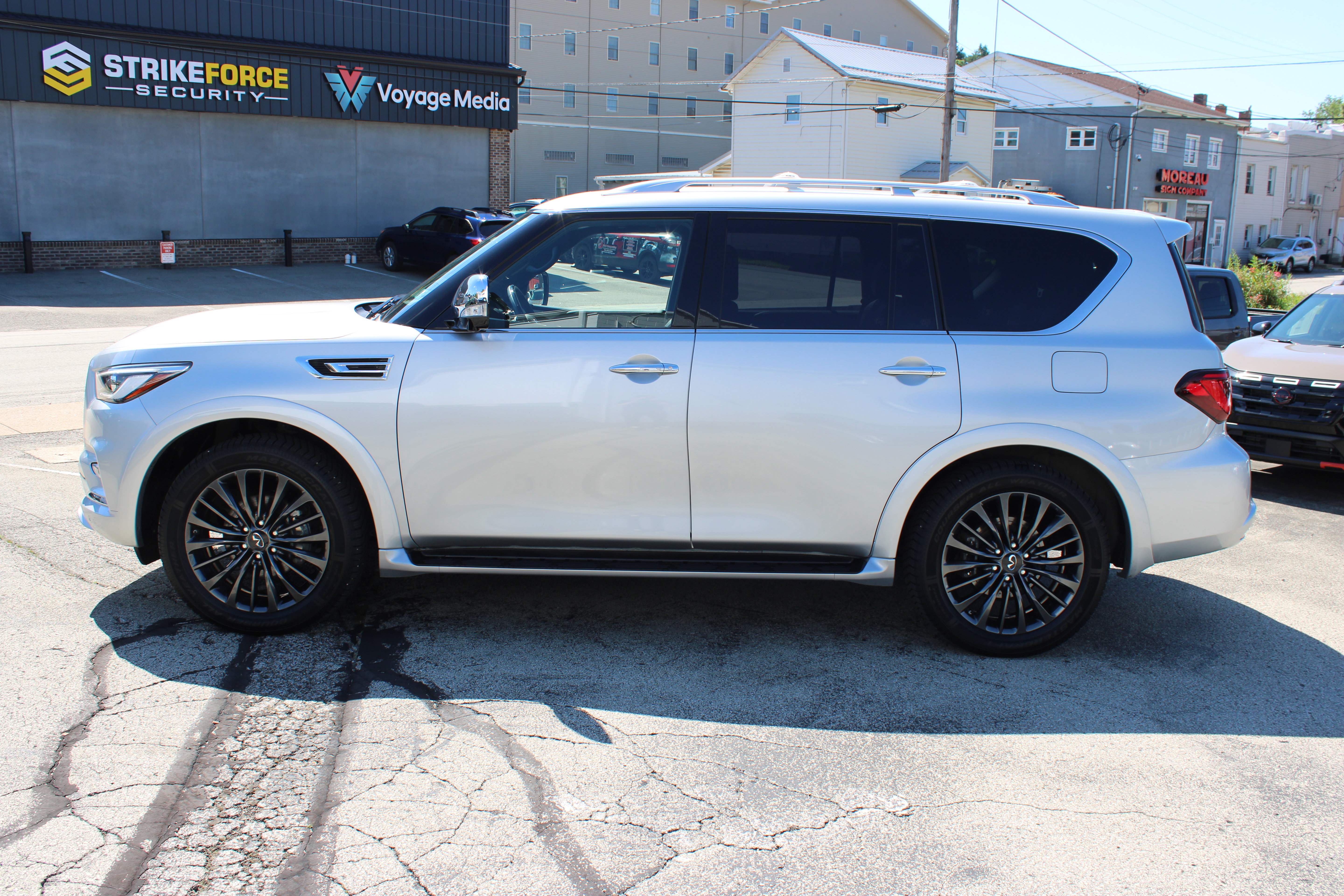 Used 2023 INFINITI QX80 Sensory w/ Cargo Package AWD/4WD image 2