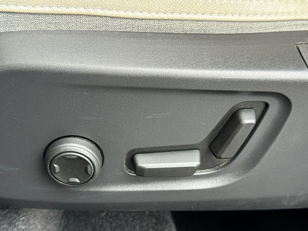 Used 2020 Volvo XC40 T5 Momentum image 24