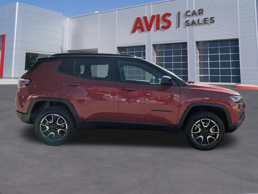 Used 2025 Jeep Compass Trailhawk image 7