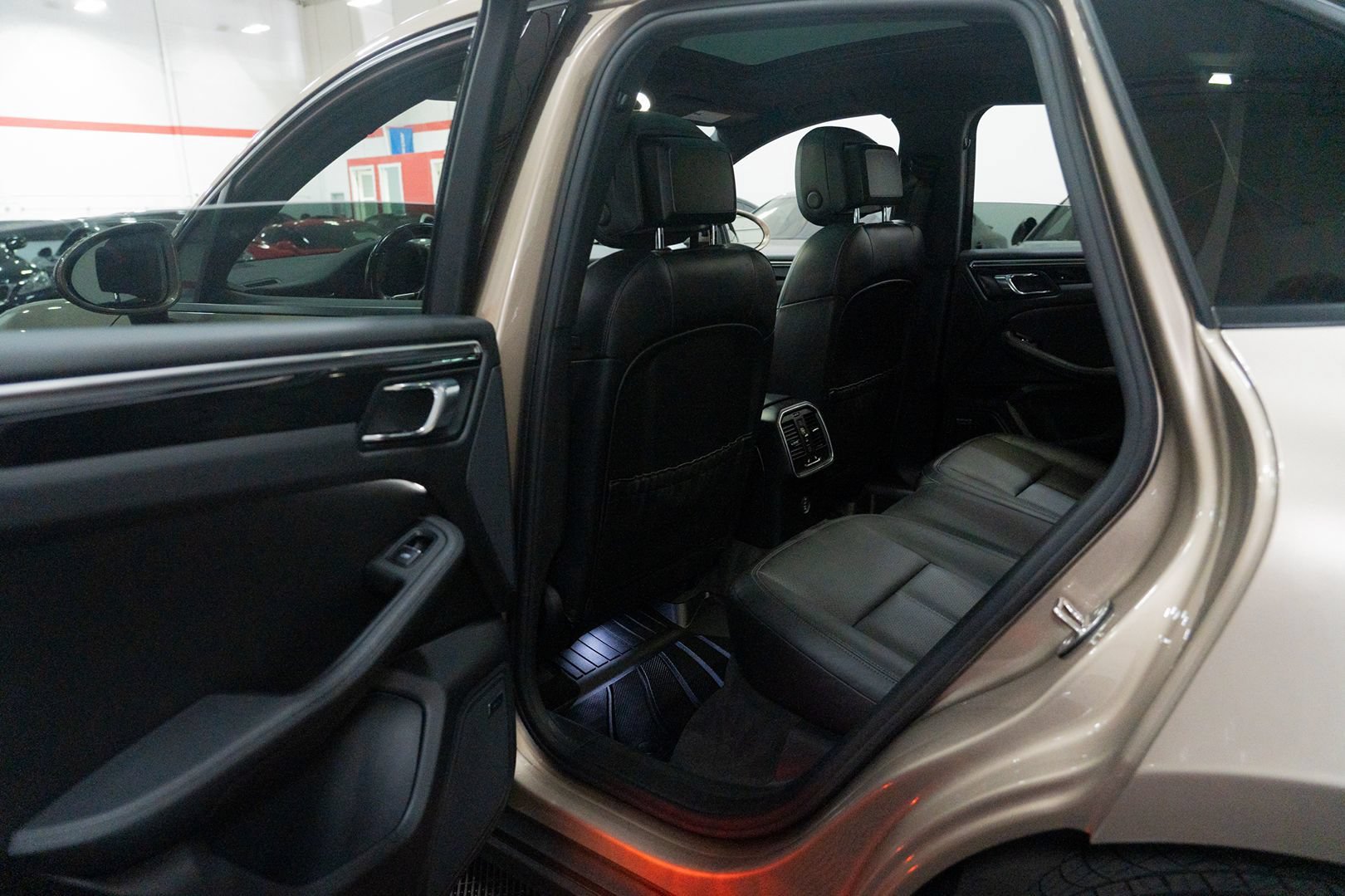 Used 2017 Porsche Macan AWD/4WD image 22