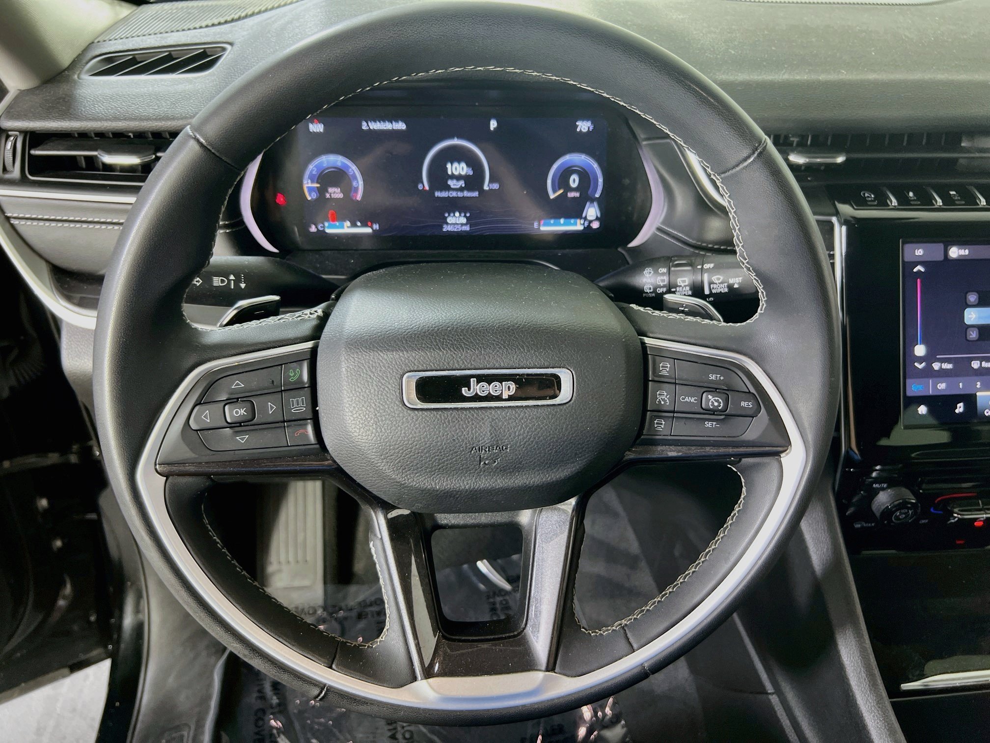 Used 2023 Jeep Grand Cherokee Laredo AWD/4WD image 11