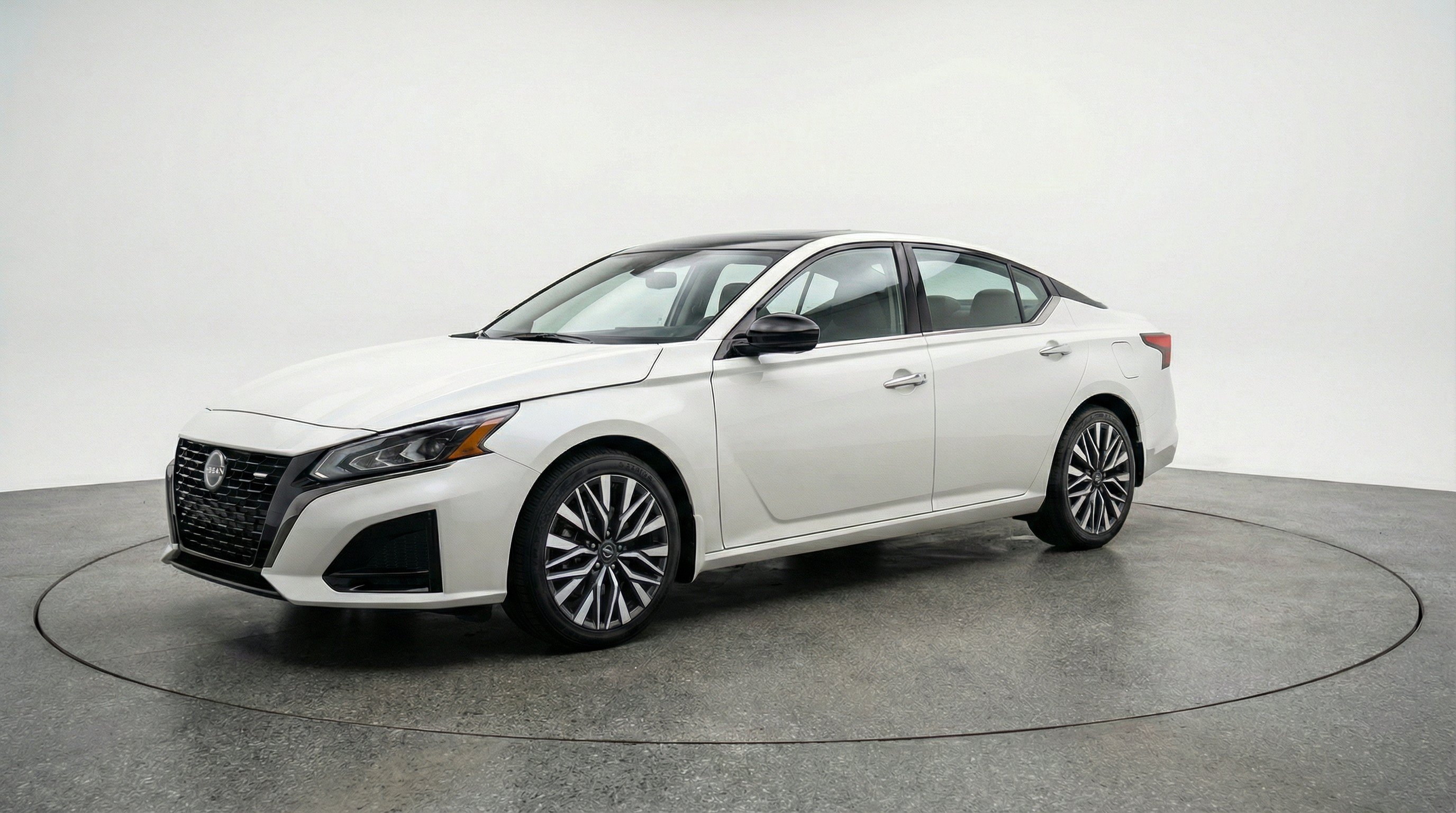 Used 2025 Nissan Altima 2.5 SV FWD image 3