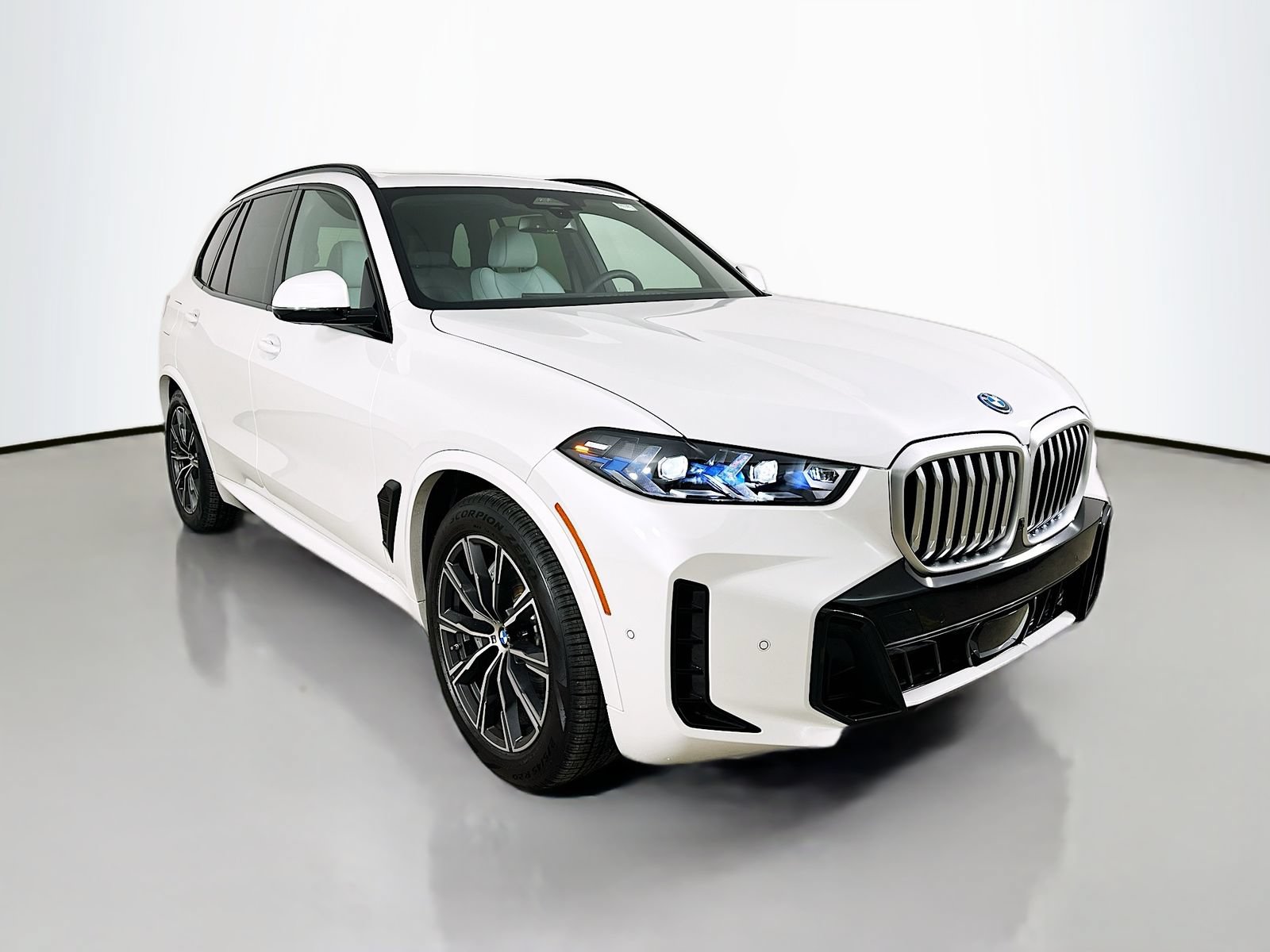 New 2026 BMW X5 xDrive50e w/ M Sport Package AWD/4WD image 3