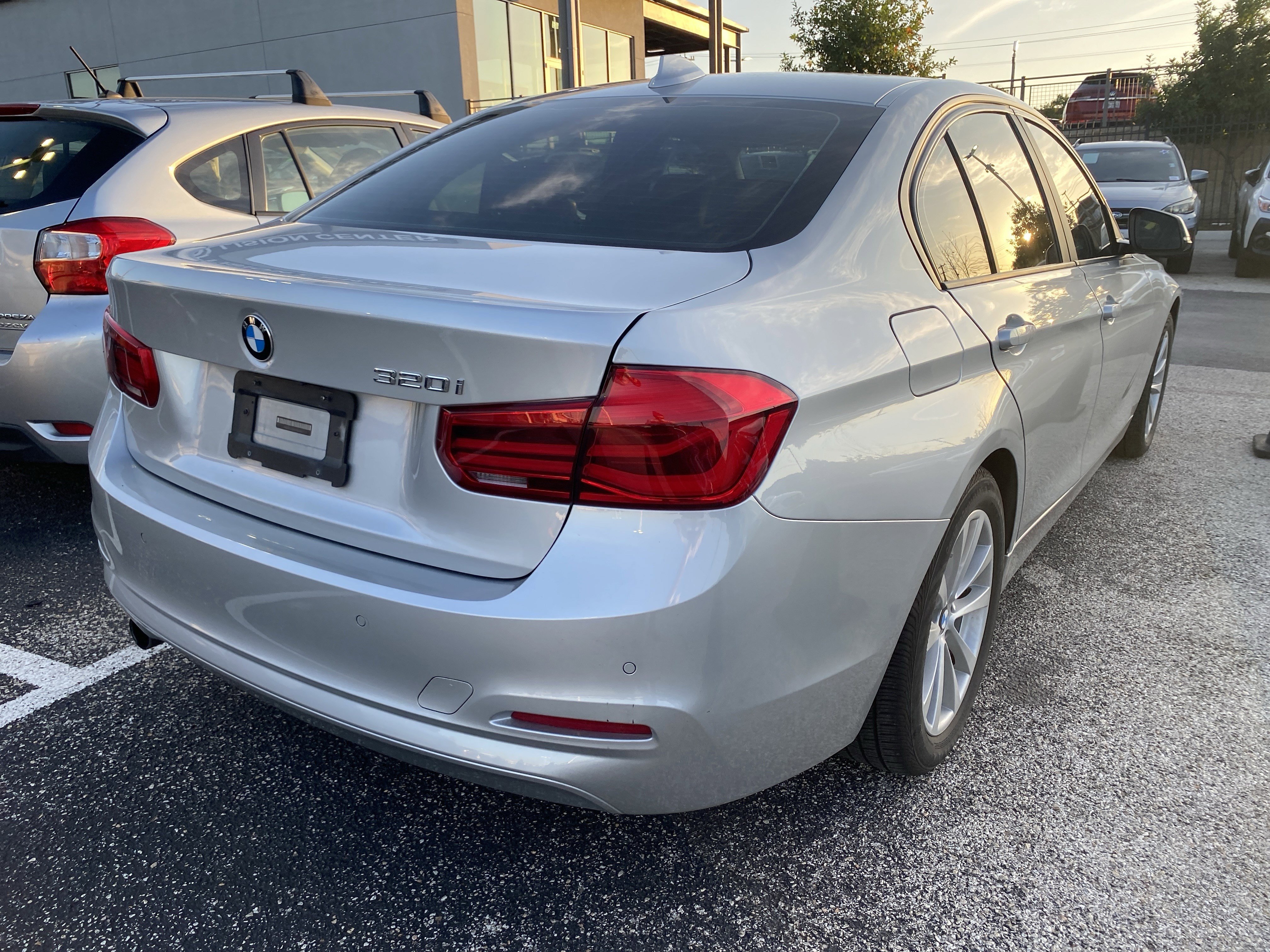 Used 2017 BMW 320i Sedan RWD image 4