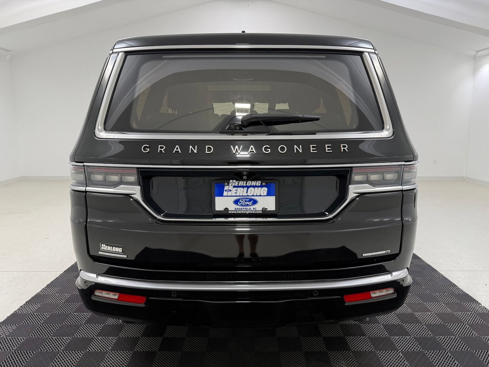 Used 2023 Jeep Grand Wagoneer Series III AWD/4WD image 6