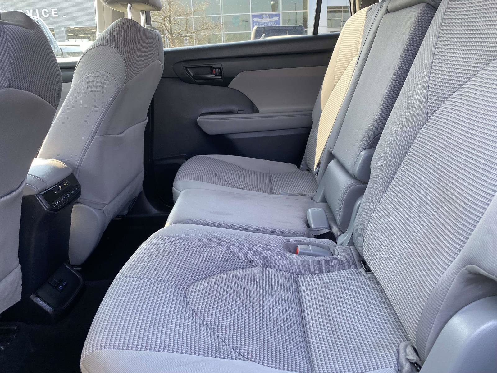 Used 2022 Toyota Highlander L FWD image 12