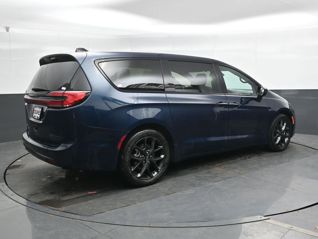 Used 2023 Chrysler Pacifica Limited w/ S Appearance Package FWD image 3
