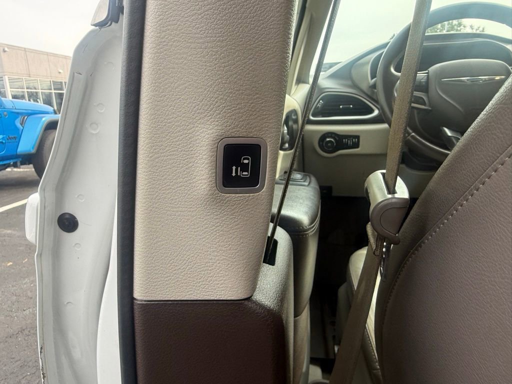 Used 2018 Chrysler Pacifica Touring-L image 46