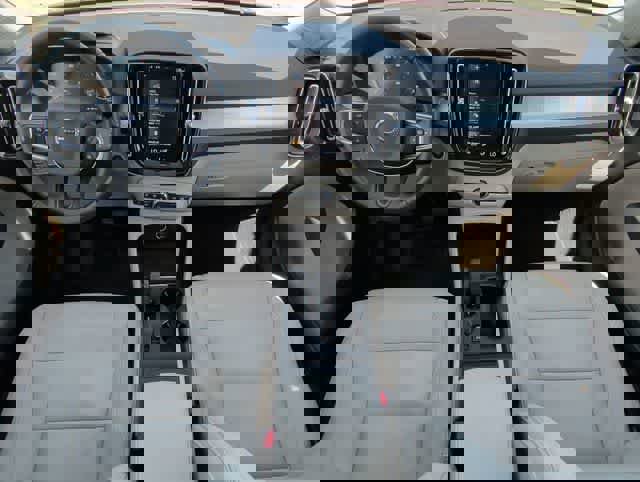 Used 2021 Volvo XC40 T5 Momentum w/ Protection Package Premier image 13