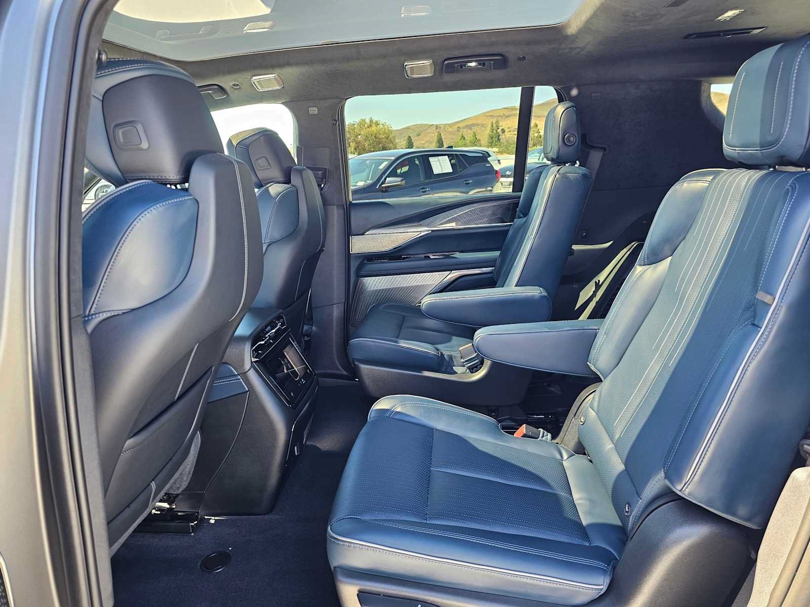 New 2026 Cadillac Escalade IQL Sport 2 w/ LPO, ONYX Package AWD/4WD image 19
