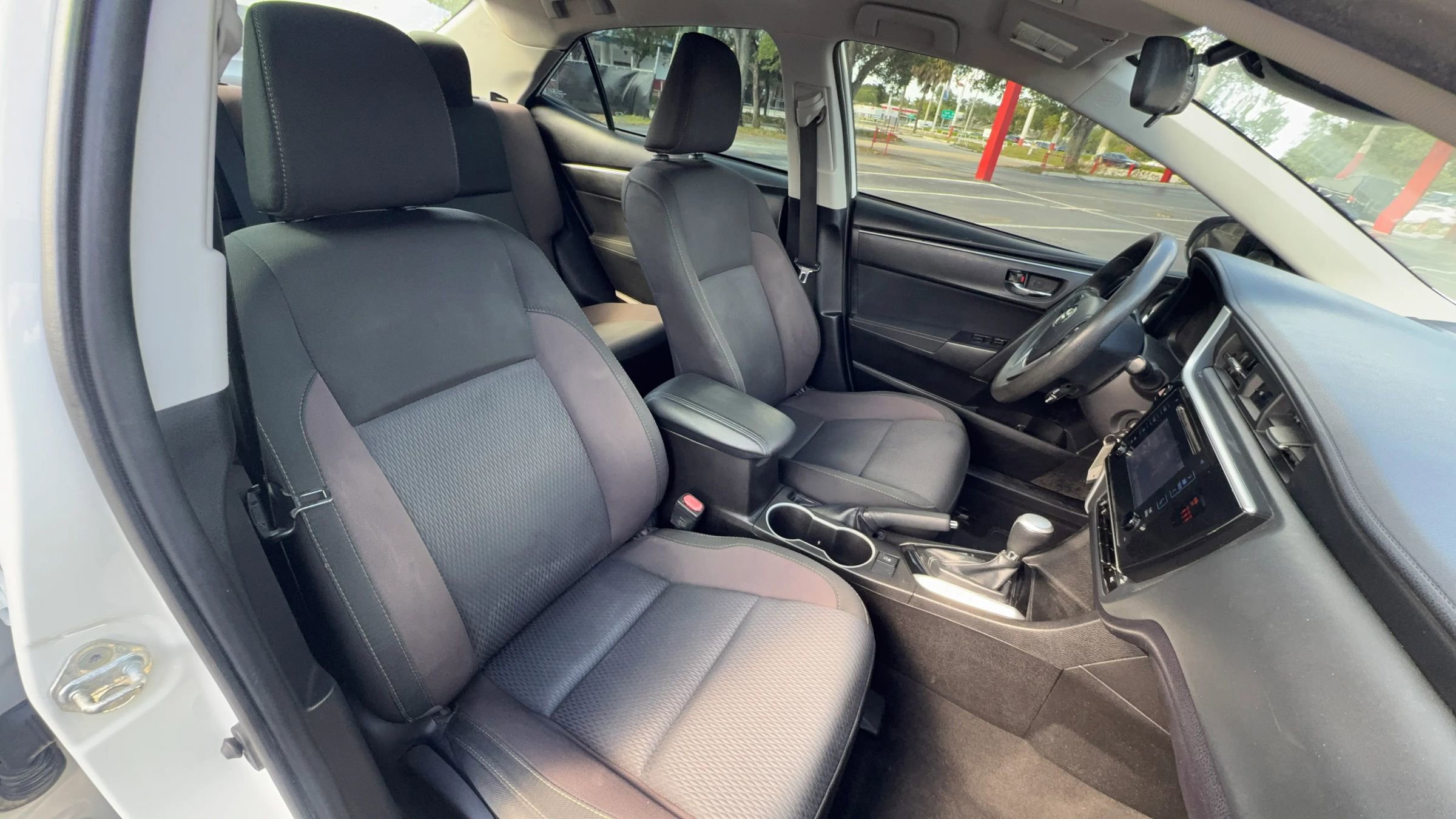 Used 2018 Toyota Corolla LE FWD image 24